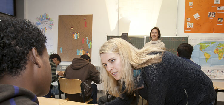 Gute Betreuung: Vera Oesterle (links) und Svenja Fuchs unterrichten in der VABO-Klasse meist zu zweit.Foto: Jean-Luc Jacques