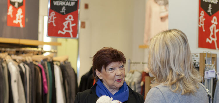 Die 69-jährige Barbara Steglich arbeitet im Modehaus Bantlin in Kirchheim. Sie will sich etwas dazuverdienen und unter Leute kom