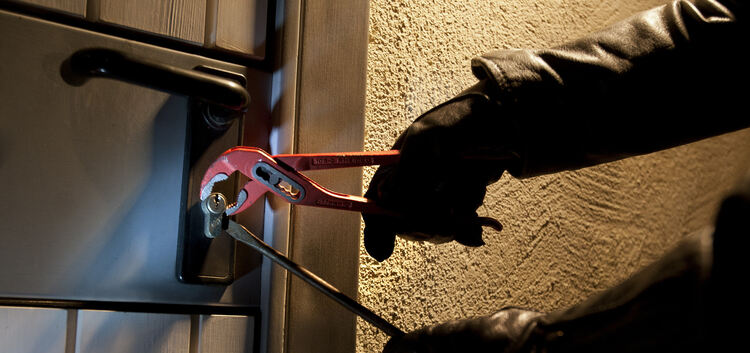 Wohnungs- und Hausbesitzer sollten es Einbrechern durch Sicherheitstechnik an Türen und Fenstern möglichst schwer machen.Foto: J