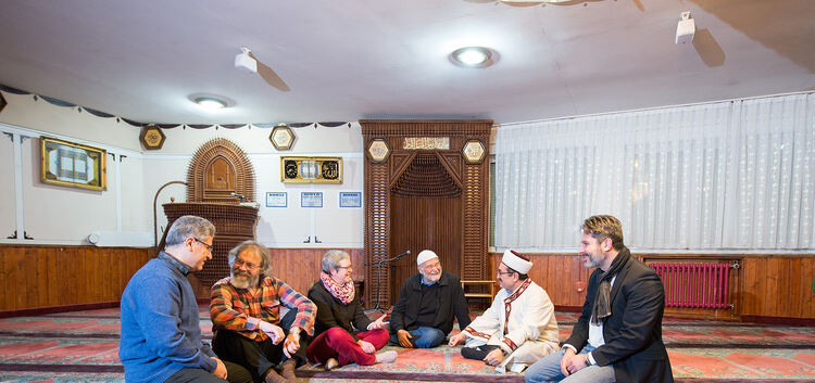 Muslime und Christen im Gespräch (von links) in der Moschee: Mustafa Aydogdu, Vorstandsmitglied der Sultan-Ahmet-Moschee, Martin