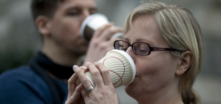 Menschen mit Coffee-to-go-Bechern in den Händen sind mittlerweile ein gewohntes Bild. Auch andere Einwegverpackungen werden oft