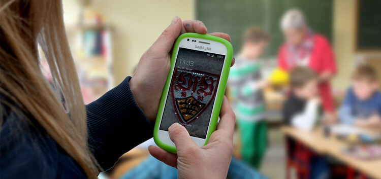 Während auf manchen Kirchheimer Schulhöfen Handys benutzt werden dürfen, haben sie im Unterricht nichts verloren. Foto: Jean-Luc
