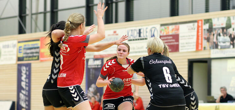 Ein wahres Kampfspiel boten die Handballerinnen aus Weilheim (Annika Hofmann am Ball) und Owen den Zuschauern in der Lindachspor