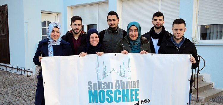 Willkommen in der Sultan-Ahmet-Moschee: Junge Muslime aus Kirchheim und Umgebung wollen Schülern, Lehrern und anderen Interessie