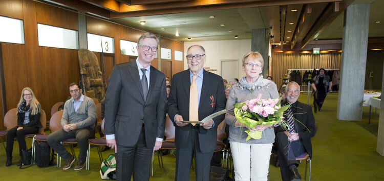 Freut sich über das Bundesverdienstkreuz am Bande: Said Amiri (Mitte) mit seiner Ehefrau. Landrat Heinz Eininger (links) überrei