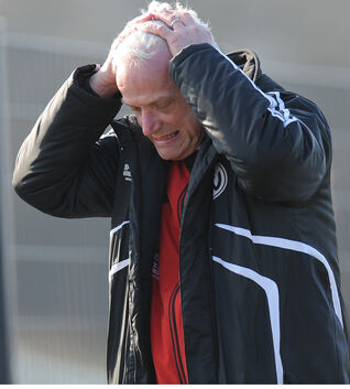 Zerbricht sich derzeit den Kopf, ob er noch ein Jahr als Weilheimer Trainer dranhängen soll: Alexander Hübbe. Foto: Deniz Calaga