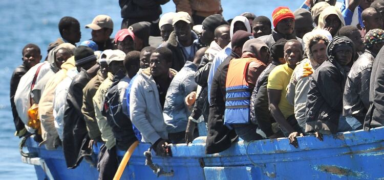 In überfüllten Booten wagen viele Flüchtlinge die riskante Überfahrt. Auch der Eritreer, der in Dettingen unterkam, hatte es in