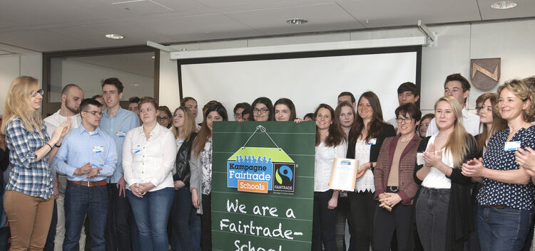Fairer Handel zahlt sich aus: Fairtrade-School-Koordinatorin Maria Gießmann (ganz links) überreichte die „Fair Trade“-Urkunde un