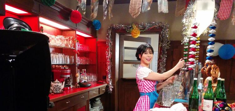 Yi Chi bei den Dreharbeiten zur Fernsehserie „Die Fallers“, wo sie die Ehefrau des vietnamesischen Kochs im „Löwen“ spielt. Foto