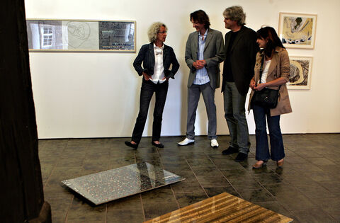 Ausstellungseröffnung Erdgeschoss im Kornhaus: Johanna Helbling-Felix (links), Fotografie und Zeichnung "Sicht_Flug" Ausstellungseröffnung Erdgeschoss im Kornhaus: Johanna Helbling-Felix (links), Fotografie und Zeichnung "Sicht_Flug"