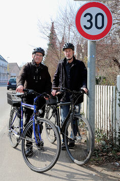 Siegfried Hauff (links) und Dieter Hutt sehen Tempo 30 positiv - für alle Verkehrsteilnehmer. Foto: Daniela Haußmann