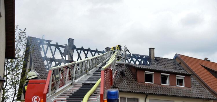 Dachstuhl in Weilheim brennt. Noch ungeklärt ist die Ursache eines Dachstuhlbrands am Montag in der Marktstraße in Weilheim. Kur