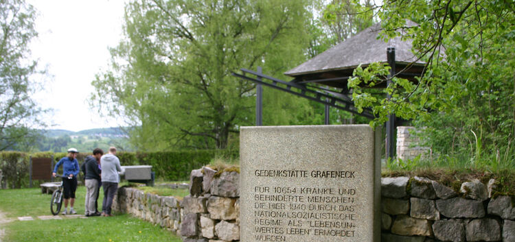 In Grafeneck hat das Gedenken an die 10¿654 „Euthanasie“-Opfer des Jahres 1940 seinen festen Ort. Die Kirchheimer Stolperstein-I