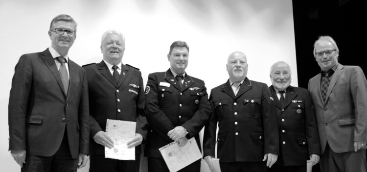 Bei der Hauptversammlung des Kreisfeuerwehrverband ehrte Landrat Heinz Eininger (links) verdiente Feuerwehrmänner: Roland Schult