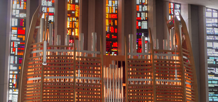 50 Jahre Kirche und Kirchengemeinde Maria Königin in Kirchheim/Teck - die 2010 eingebaute Steinmeyer-Pfeifenorgel mit Lichteffek