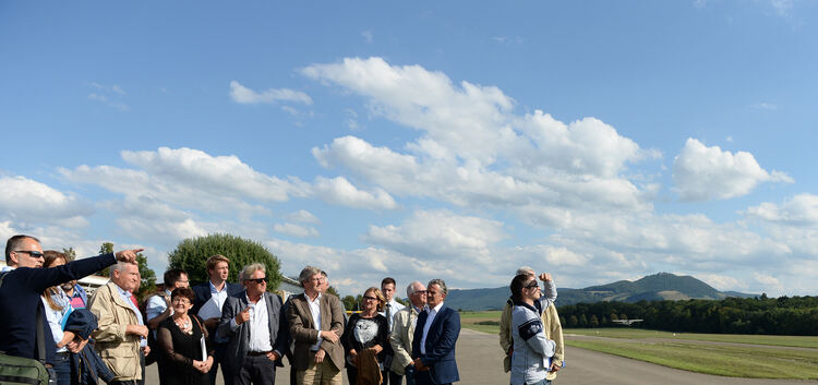 Segelflieger zeigen Mitgliedern der CDU-Regionalfraktion auf der Hahnweide, welche Folgen eine Windkraftanlage für ihren Sport h