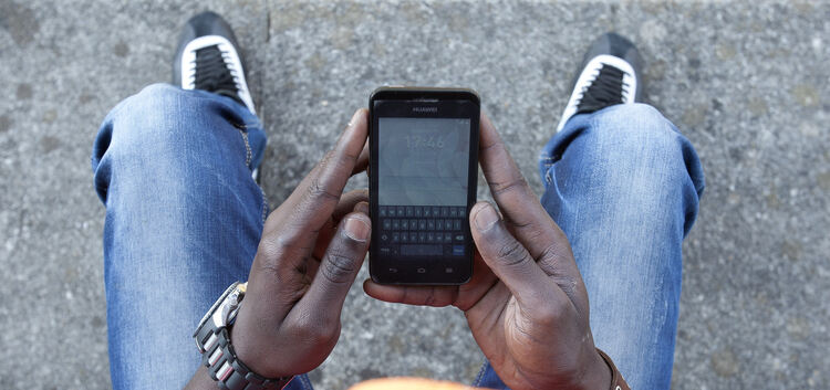 Kein ungewohntes Bild: Viele Flüchtlinge besitzen Smartphones. Mit Luxus hat das wenig zu tun. Foto: Jean-Luc Jacques