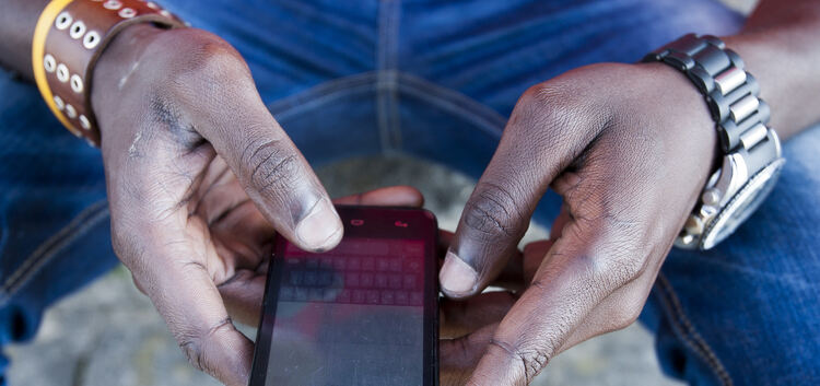 Smartphone - Handy - Flüchtlinge - Asyl - Asylant - AsylbewerberDas Mobiltelefon ist dabei der letzte Draht in die Heimat, zu Fa