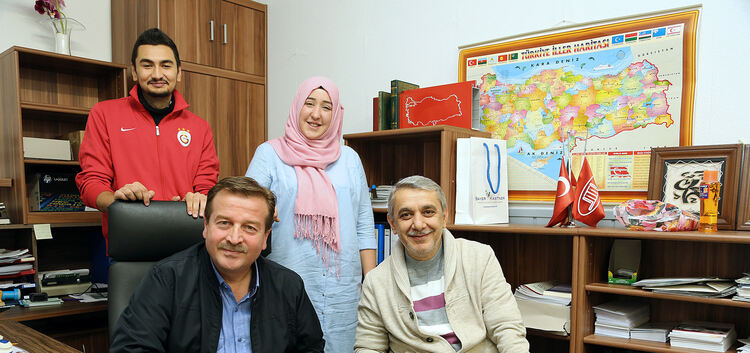 Ahmet Gücyeter (hinten links), Merve Aydin (hinten rechts), Ismail Cinel (vorne rechts) und Sinan Kalitepe erklären, weshalb die