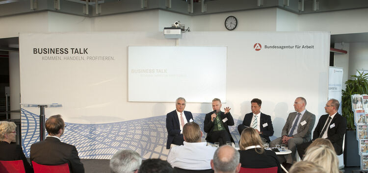 Diskutieren beim Kirchheimer Business Talk vor interessiertem Publikum auf dem Podium: Ministerialdirektor Guido Rebstock, Wilfr