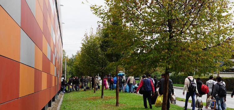 Gestern am späten Nachmittag: 270 Menschen kommen in Bussen aus dem Erstaufnahmelager in Ellwangen nach Kirchheim.Foto: SDMG/Lie