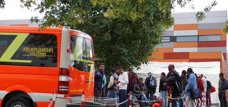 „Der Landkreis Esslingen richtet heute eine Notunterkunft fuer Fluechtlinge mit 200 bis 300 Plaetzen in der Kreissporthalle Kirc