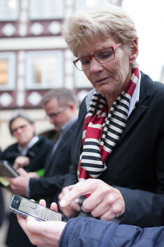 Hoch konzentriert ging Oberbürgermeisterin Angelika Matt-Heidecker gestern ans Werk, um vor dem Rathaus ins kostenfreie Netz „ci