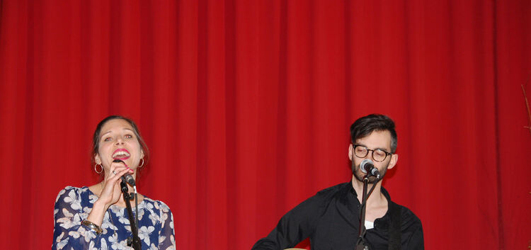 Das Duo „zweiundklang“ mit Desiree Maurer und Wolfgang Franz feierte beim Schlierbacher Bürgerempfang seine Bühnenpremiere.Foto: