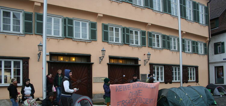 Die Bewohner der Villa demonstrieren vor dem Nürtinger Rathaus gegen ihre Kündigung. Die Stadt toleriert das Camp und will nicht