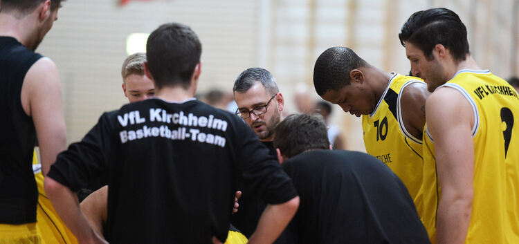 Wie Söflingen schlagen? VfL-Coach Kukiqi und sein Team feilen bereits am Matchplan. Foto: Markus Brändli
