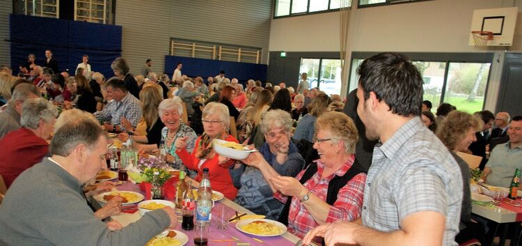 Gute Stimmung mit Kartoffelsalat bei der Zehnjahresfeier der Nachbarschaftshilfe in Erkenbrechtsweiler.Foto: Thomas Krytzner
