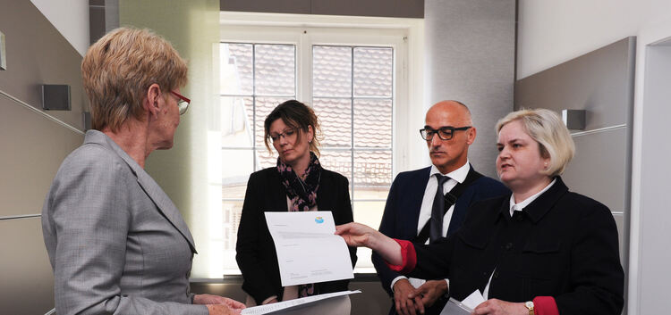 Sandra Achilles, Ulrich Kreher und Karin Schmoldt (von rechts) haben gestern zwei prall gefüllte Ordner mit Unterschriften an Ob