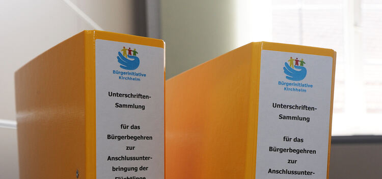 Rathaus Kirchheim, Übergabe Unterschriften Bürgerbegehren Unterbringung Flüchtlinge