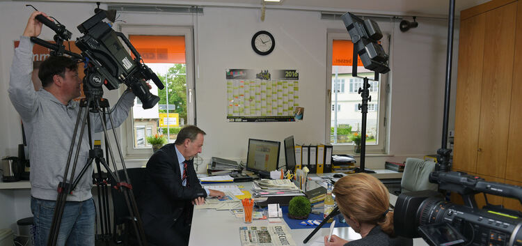 Hilke Petersen interviewt den CDU-Landtagsabgeordneten Karl Zimmermann vor laufender Kamera in seinem Kirchheimer Wahlkreisbüro.