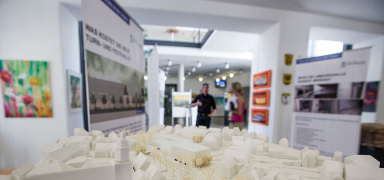 Zur Ausstellung im Rathausfoyer gehört auch ein städtebauliches Modell. Es zeigt, wo genau die Kombihalle stehen soll und wie si