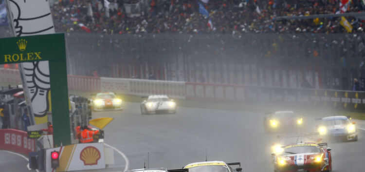 Heiße Kurvenfahrten: Der Hochgeschwindigkeitskurs in Le Mans sorgt für spannende Angriffe und Überholmanöver.Foto: Porsche AG