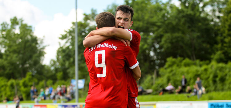 Geschafft: Weilheims A-Junioren feiern das 3:0 gegen Stammheim. Foto: Silviani