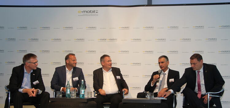 Diskutierten in Nürtingen über die Zukunft des Automobils: Dr. Dieter Rödder von der Firma Bosch, Stefan Russ, Chef des Autohaus