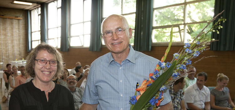 Schulamtsleiterin Corina Schimitzek überreicht Friedemann Korn nebst Blumen die entscheidende Urkunde, durch die er in den Ruhes