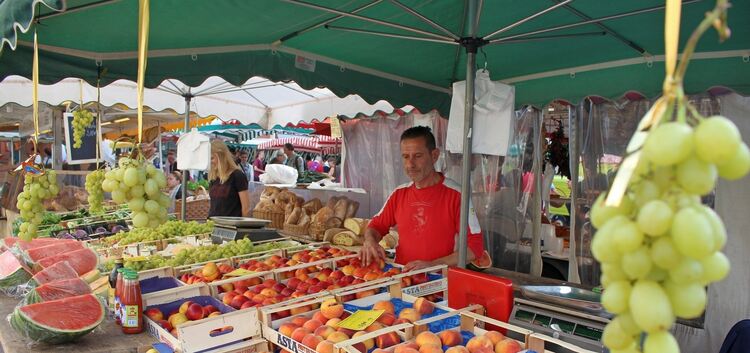 Der Händler Renato Letizia darf auf dem Kirchheimer Wochenmarkt seine Waren nicht anbieten. Foto: Margit Haas