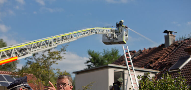 Der Dachstuhl von Landrat Einingers Wohnhaus steht in Flammen