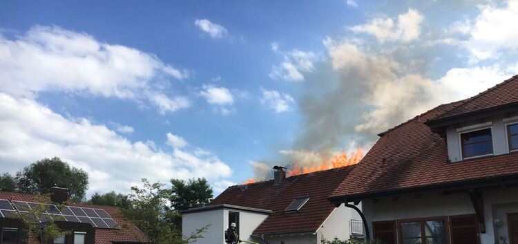 Aktuell Dachstuhlbrand in Kirchheim unter Teck. Feuerwehren im Einsatz. Wir sind vor Ort. Info Folgt
