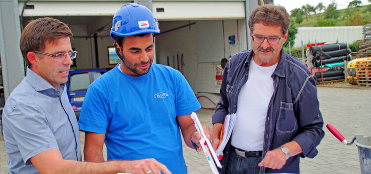 Alexander Kiltz gibt Emad Ibrahim eine Chance in seinem Bauunternehmen.Foto: Thomas Krytzner