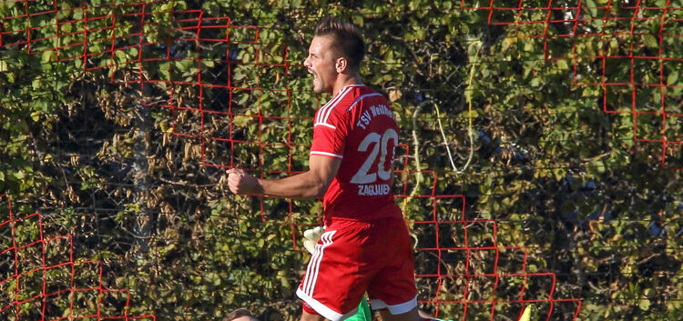Lennart Zaglauer trifft zum 2:0 für Weilheim - trotzdem musste der TSVW in Hofherrnweiler um den Sieg zittern. Foto: Peter Schli
