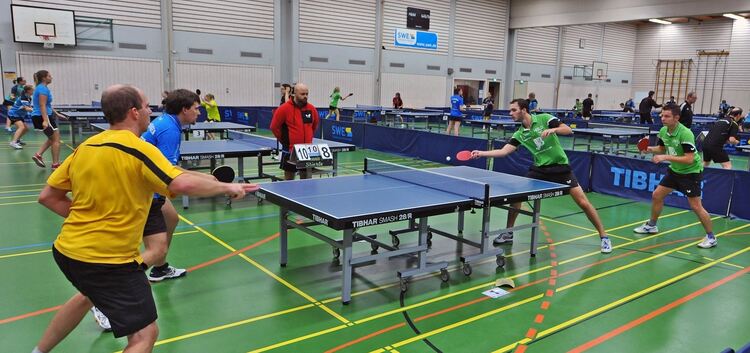 Tischtennis-Großkampftag in der Wendlinger Sporthalle am Berg: Hier messen die Naberner Doppel Jakob Baum und Tobias Michalik be