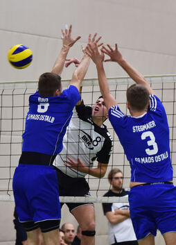 Volleyball - Verbandspokal: SG Dettingen/Unterboihingen (weiß) - SG Ostalb (blau)