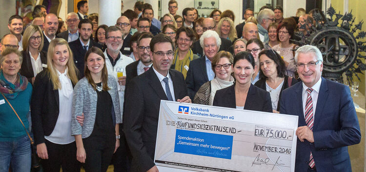 Strahlende Gesichter in der Volksbank: Martin Winkler, Yvonne Heinz und Eberhard Gras (von links nach rechts hinter dem Scheck)