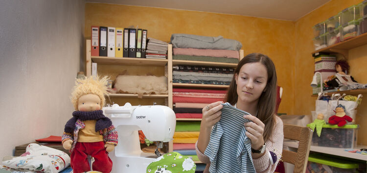 Perfektion braucht Zeit: Jessica Deetz kontrolliert alle Nähte, bevor der Pullover zum Kunden geschickt wird.Fotos: Jean-Luc Jac