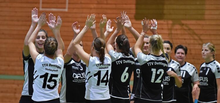 Allen Grund zum Abklatschen haben die Dettinger Regionalliga-Volleyballerinnen: In Ettlingen gelang ein 3:0-Sieg. Foto: Markus B