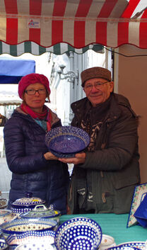 "Der Klang dieser Schale gleicht einer Glocke." Eva und Bernd Meier verkaufen seit 30 Jahren Bunzlauer Keramik. Foto: Thomas Kry